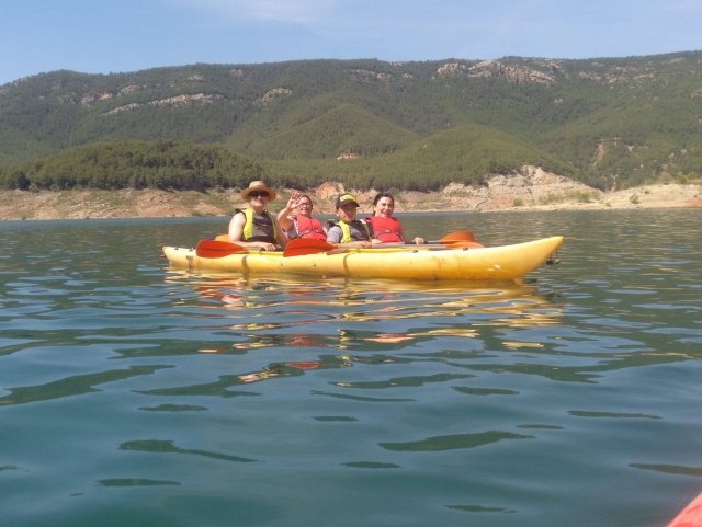 Piragua familiar en el embalse de Benageber