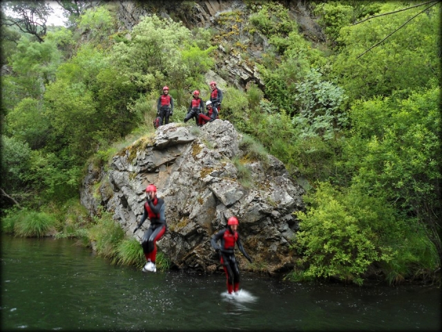Salto desde la roca