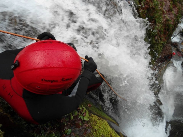Vigilando la cuerda en la cascada
