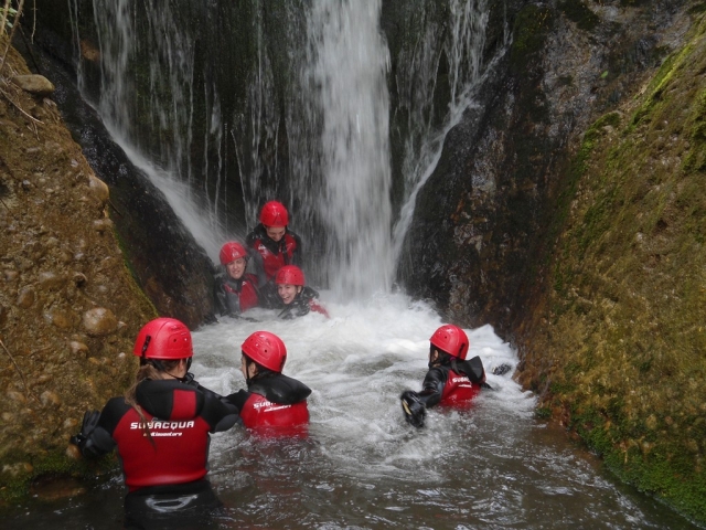 Bajo los chorros de agua