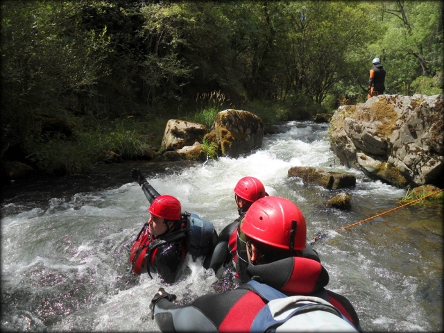 Ayudando a entrar en las aguas bravas