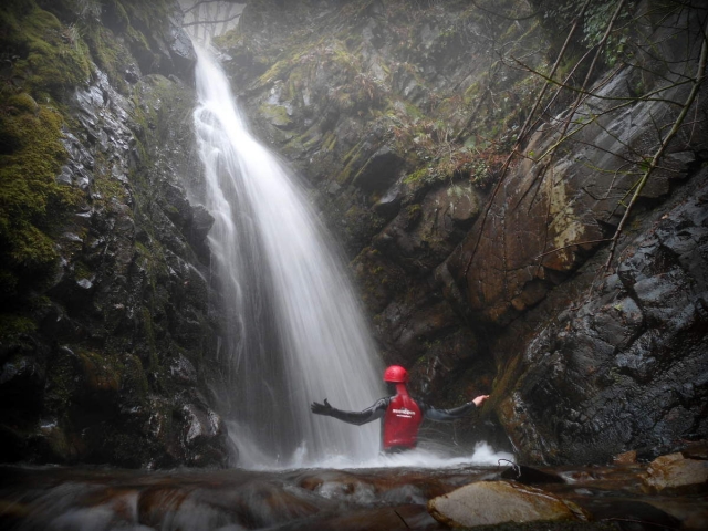 Dejandose empapar por la cascada