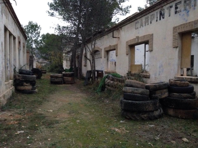 Escenario de paintball con neumaticos viejos