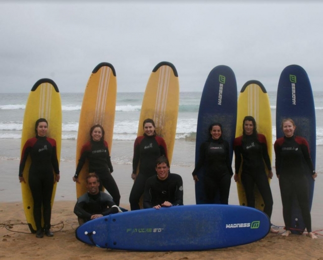  Apoiando-se nas pranchas de surf 
