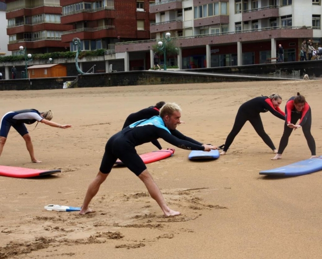  Alongamento com o professor de surf 