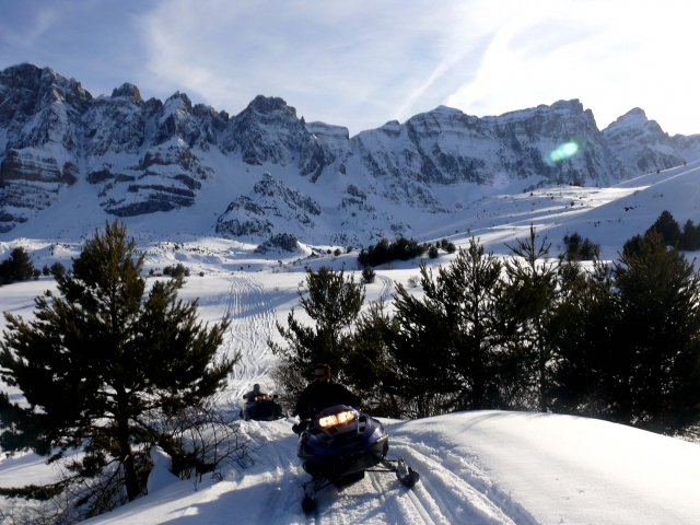 MOTOS DE NIEVE VALLE DE TENA