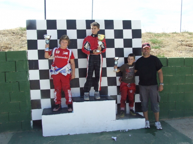 Podium de jovenes pilotos