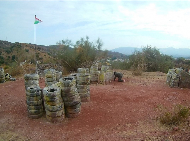  隐藏在轮胎之间 