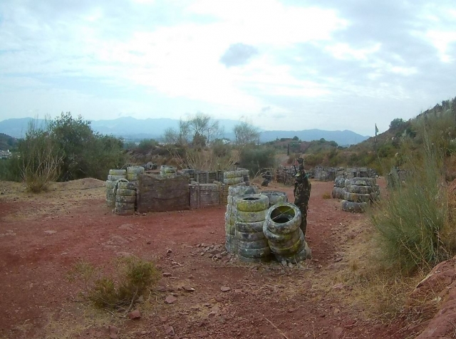  彩弹玩家举起手 