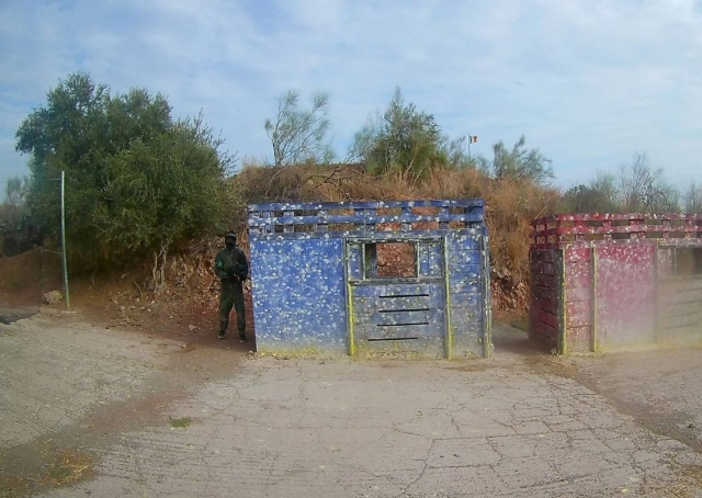  隐藏在摊位旁边 