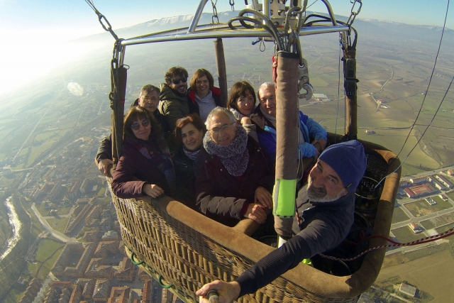  Gruppo godersi il giro in mongolfiera con il monitor 