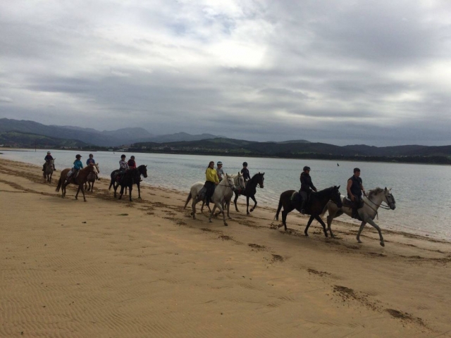  A cavallo lungo la spiaggia di Laredo 