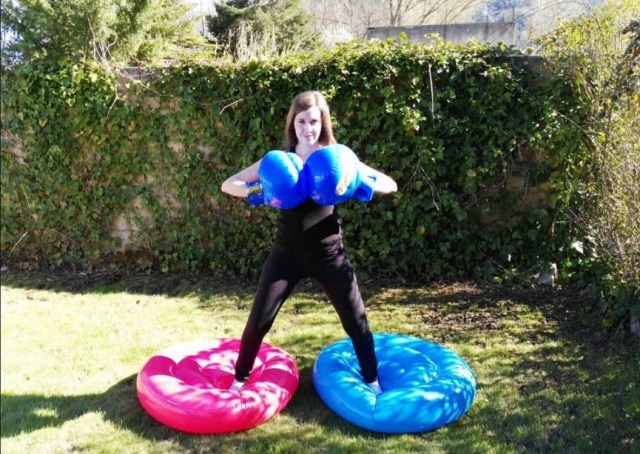 Mädchen mit riesigen Boxhandschuhen 