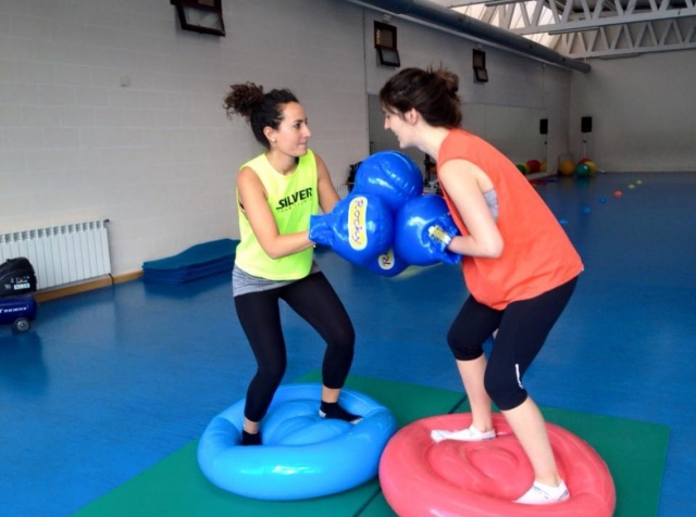  Mit riesigen Handschuhen kämpfen 