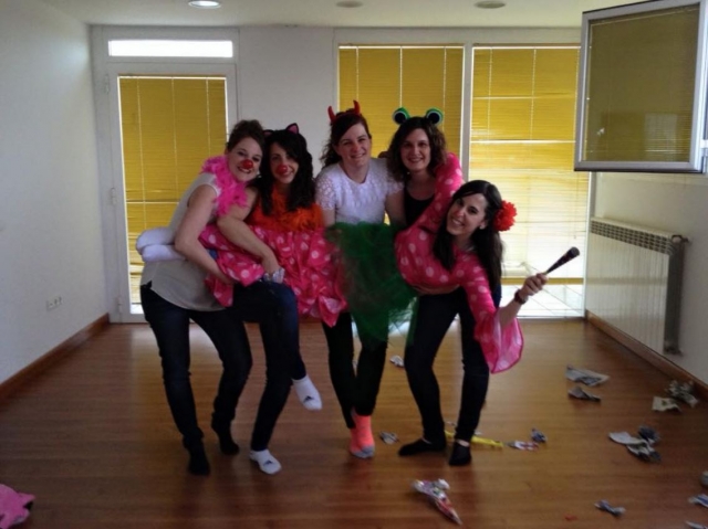  Die Flamenco-Braut halten