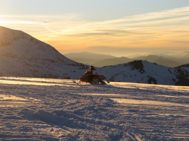  Unglaubliche Landschaften auf Schneemobilen 