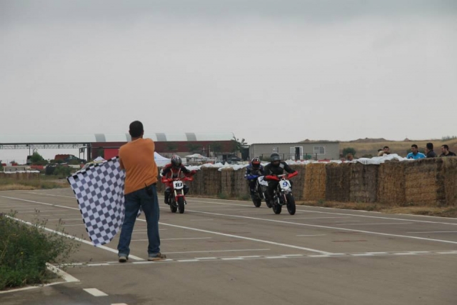 Con la bandera a cuadros