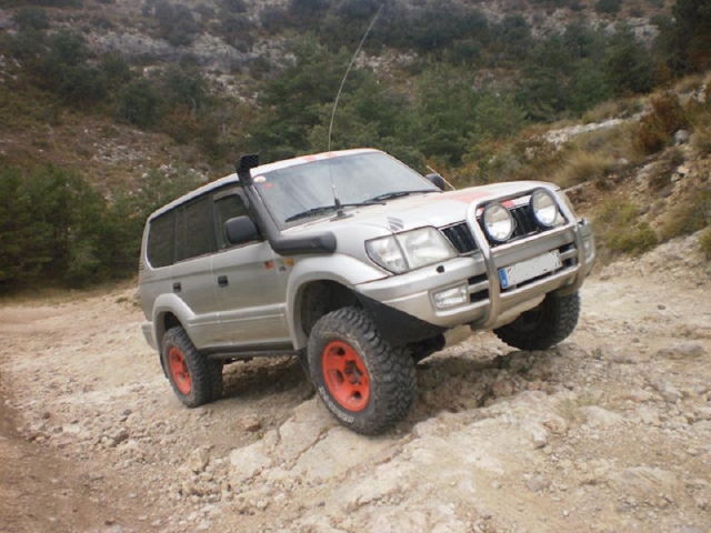  Tout-terrain sur les rochers 