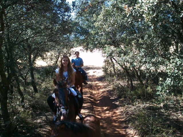 A caballo bajo los arboles en Toledo