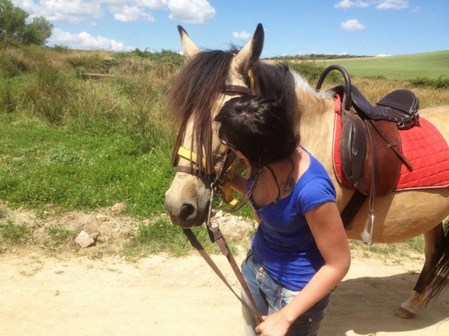 Besando al caballo en Arisgotas