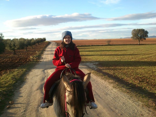 Montada en el caballo en camino toledano