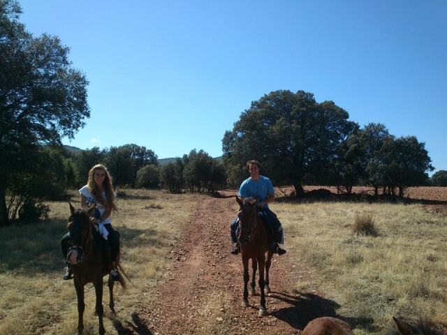Pareja a caballo en Arisgotas