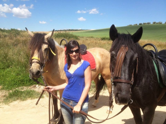 Sujetando a los caballos por las riendas en Arisgotas
