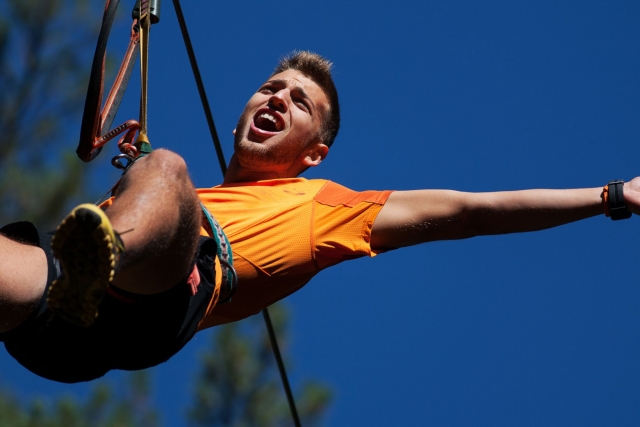  Adrenalina durante il percorso zip line 