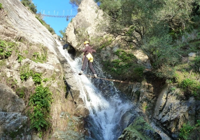  Den Wasserfall überqueren 