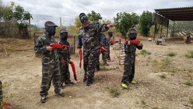  enfants jouant au paintball avec des marqueurs 