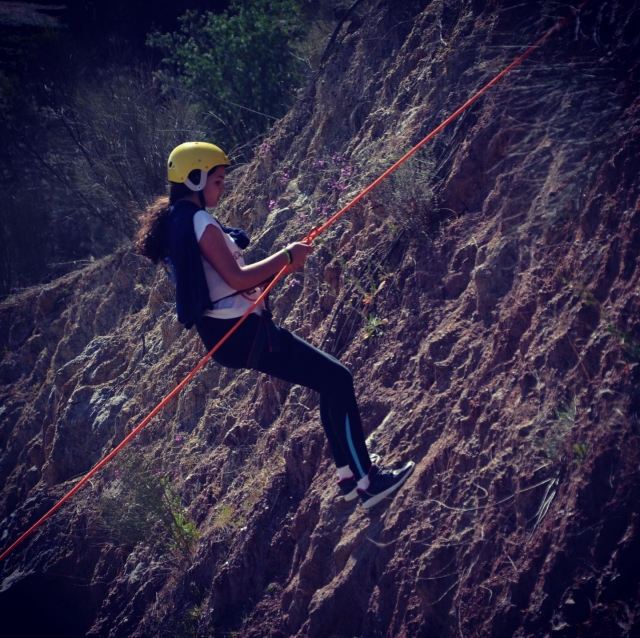  Tenir la corde pendant la descente en rappel 