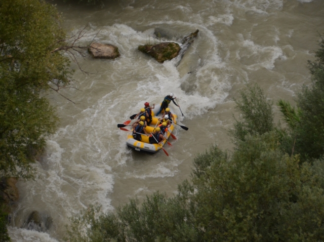  Rafting dans la zone d'eaux vives de la rivière 