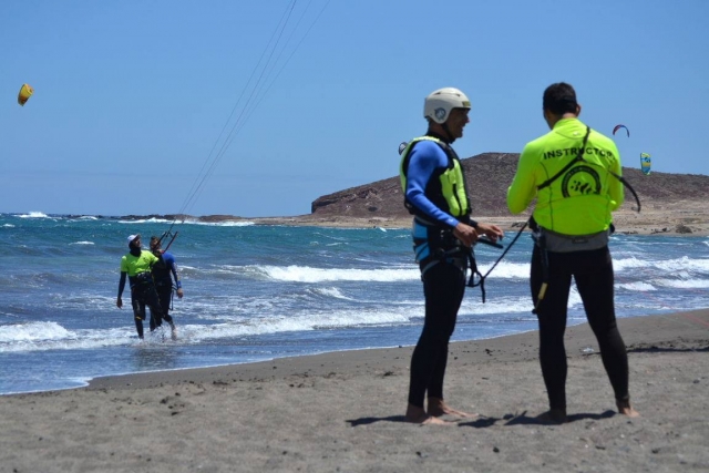  L'élève et son moniteur de kitesurf 