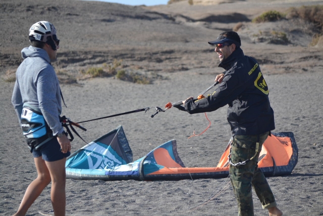  Donner un cours de kite dans le sable 