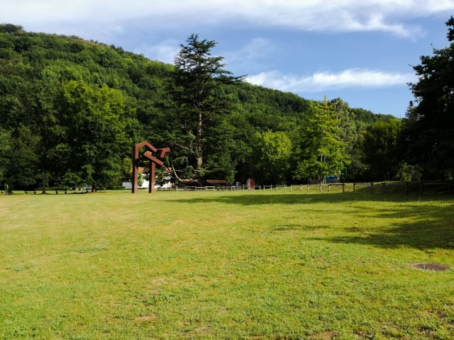 Monumento en un prado de Bertiz