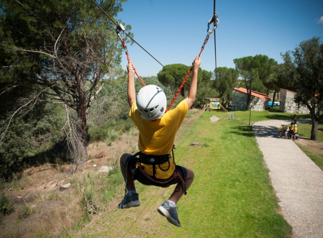 Colagando de la tirolina con las dos manos