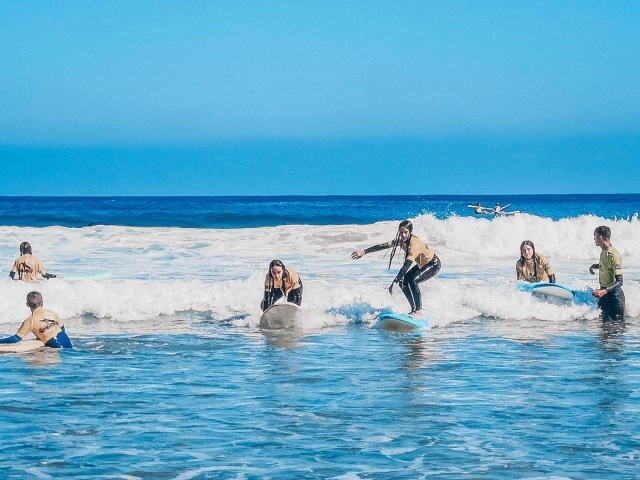 Disfrutando de un campamento de surf 