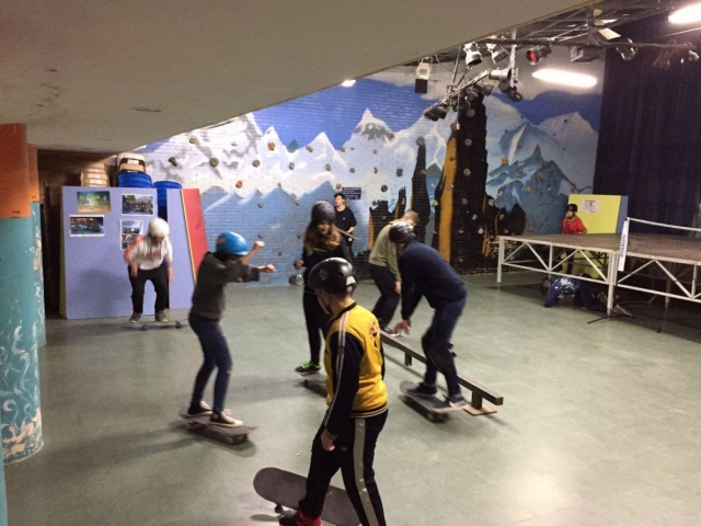 Entrenando en el campamento de skate