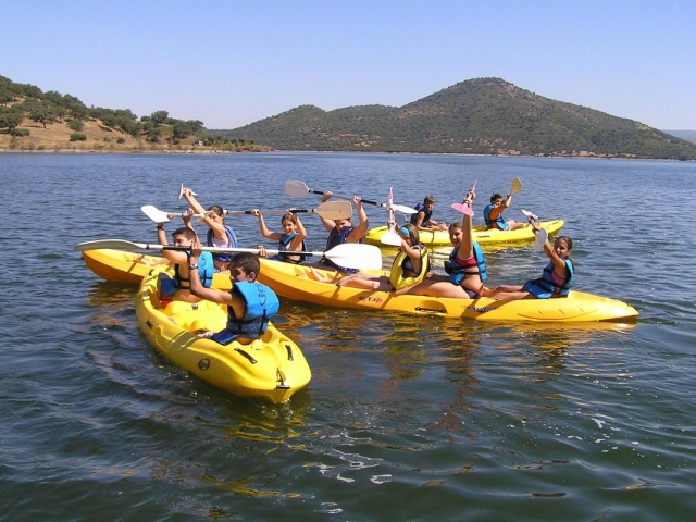 Alunos do acampamento em caiaques 