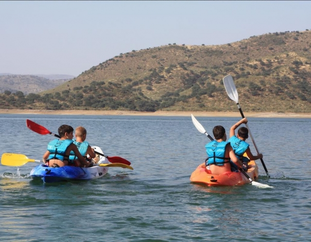  Quatro dos alunos em dois caiaques 