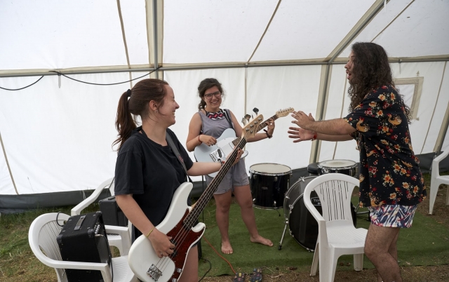  Freunde aus dem Camp spielen E-Gitarre 