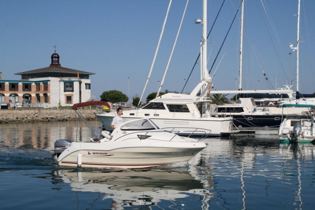 Quicksilver nel porto di Santander 