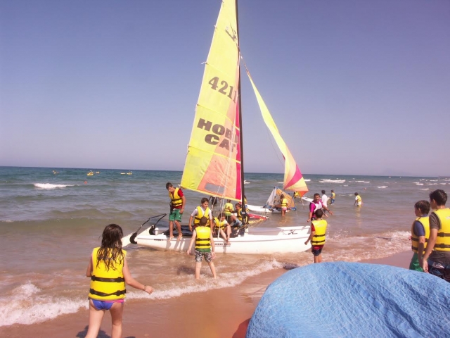  Aprendendo a velejar durante o acampamento 