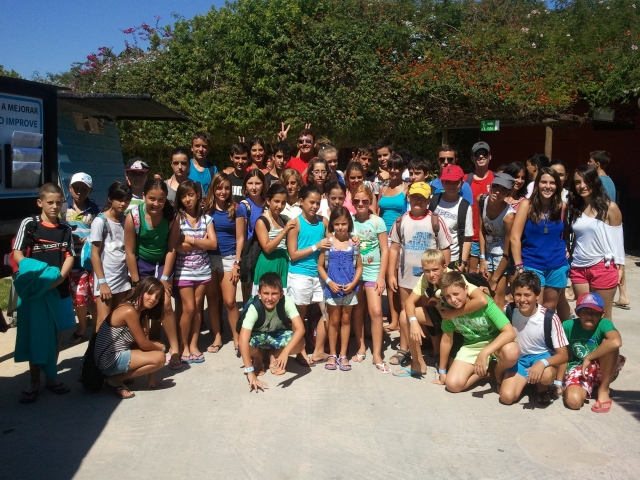 Crianças durante o acampamento de inglês 