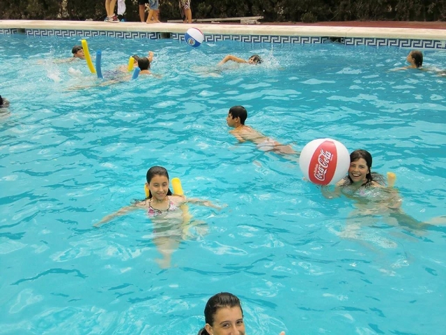 Disfrutando de la piscina de las instalaciones