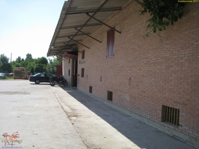 Fachada de la nave de cuadras