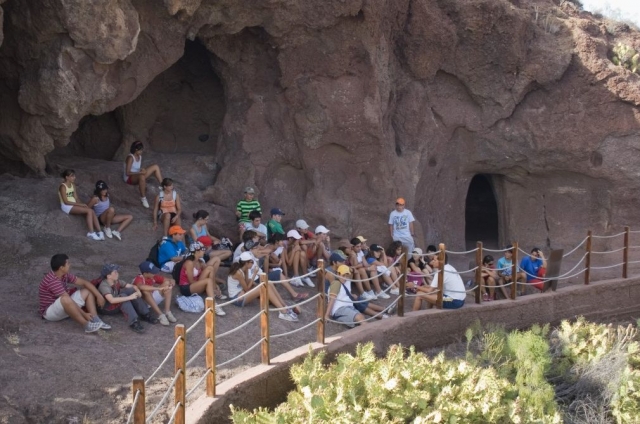 En la entrada de las cueva