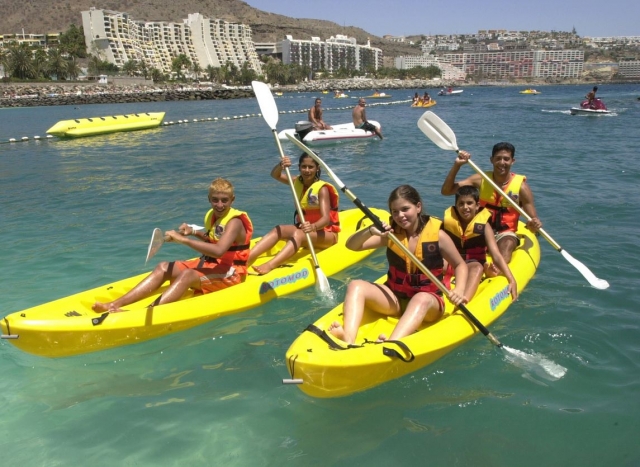 Compartiendo kayaks de color amarillo