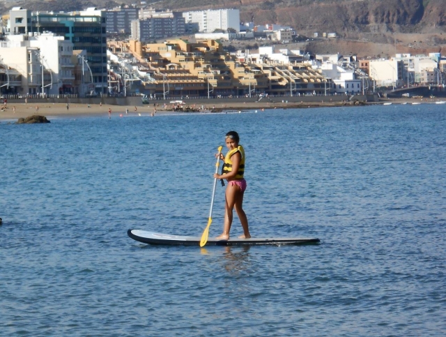 Haciendo sup en Las Canteras