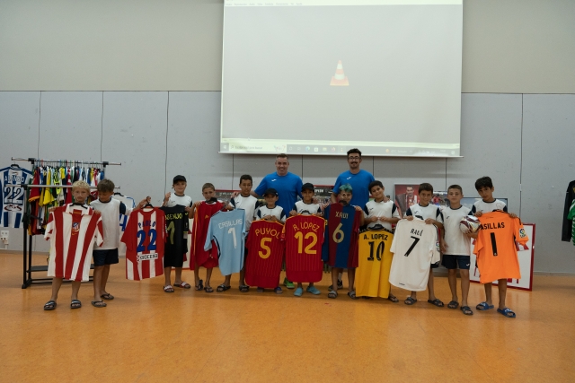 Contentos con las camisetas de sus equipos